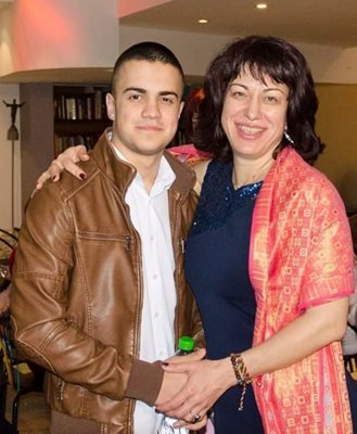 20-годишният Валентин Белев с майка си д-р Галина Арабаджиева. Снимки: Фейсбук