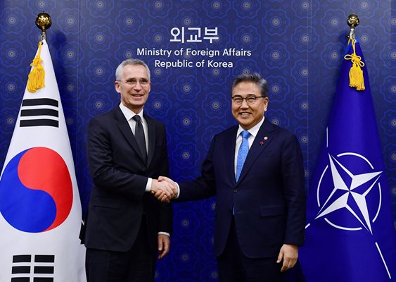 В Сеул генералният секретар на НАТО Йенс Столтенберг се срещна с южнокорейския външен министър Пак Джин. снимка: Ройтерс