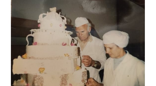 15-етажната торта, която Стойчо Георгиев и съпругата му Венка правят по поръчка на Американския университет в Благоевград.
СНИМКИ: ЛИЧЕН АРХИВ