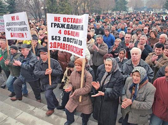 Над 1000 души от Нови пазар излязоха на протест вчера срещу закриването на болницата си.
СНИМКА: СТОЯН НИКОЛОВ