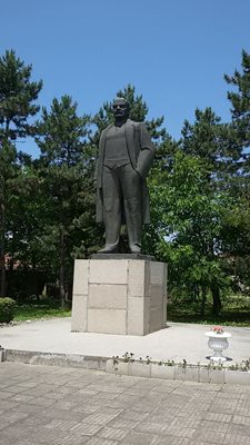 Паметникът на съветския лидер е гордост за Новград
