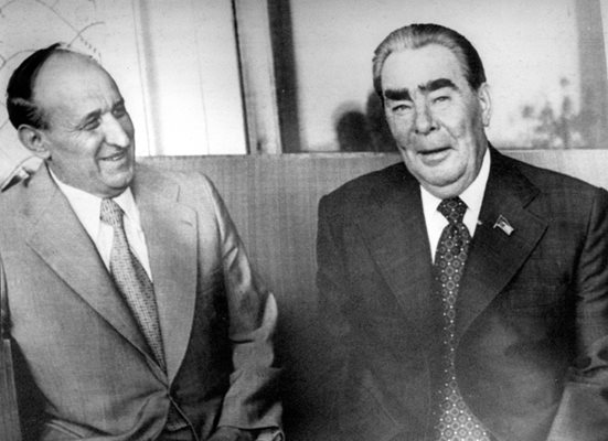 Тодор Живков и Леонид Брежнев. СССР беше слънцето и въздухът за България. Вдясно е небесното светило и озоновият слой, вляво сме ние.