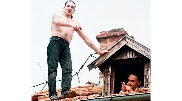 Божидар Методиев-Лудия все още се издирва. На снимката е на покрива на затвора при един от бунтовете преди години.