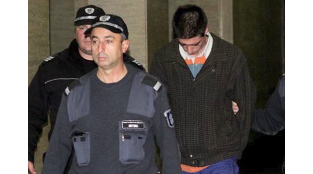 Полицаи водят Севелин след ареста. На 15 януари те отново трябва да го доведат в съда.