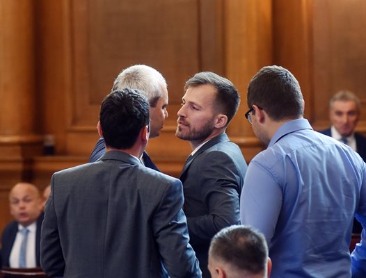 Разправията между Искрен Митев и Костадин Костадинов приключи само с дърпане на вратовръзки. СНИМКА: ВЕЛИСЛАВ НИКОЛОВ