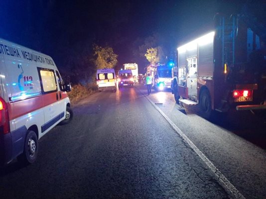 Ужасяващ сблъсък на румънски автобус край Търново
Кадър: Нова тв