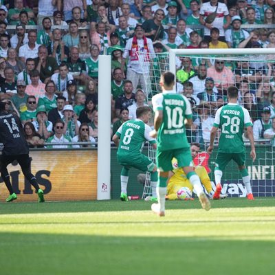 Груев (най-вдясно) вижда как топката влиза в мрежата на "Вердер" за втория гол на "Щутгарт".
