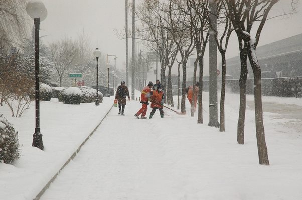 Обилни снеговалежи затвориха пътища и блокираха хора в Румъния