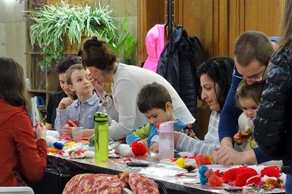 Майки с децата изпълнитха фоайето пред кметския кабинет