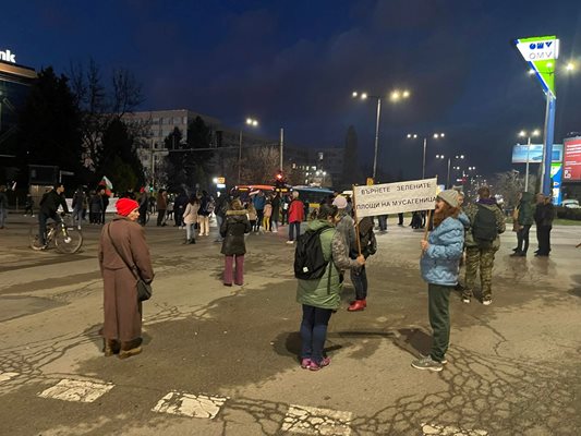 Протестиращи блокираха движението по столичния бул. "Г. М. Димитров" Снимка: "24 часа"