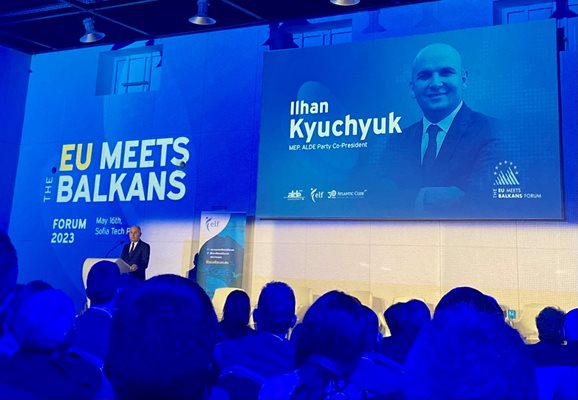 Евродепутатът Илхан Кючюк открива второто издание на форума "ЕС среща Балканите".
СНИМКА: АВТОРЪТ