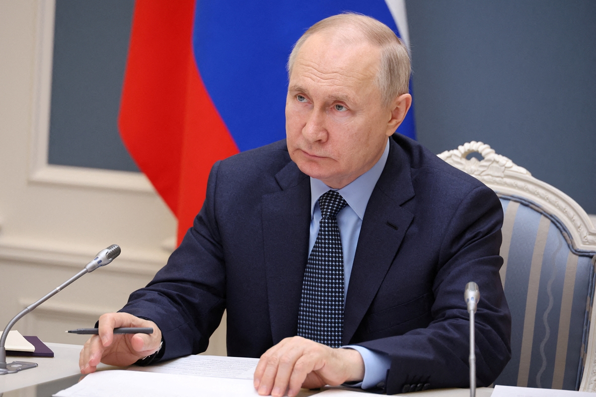 Путин следи ситуацията в Херсонска област  и обвини Киев, че обстрелва руските спасители