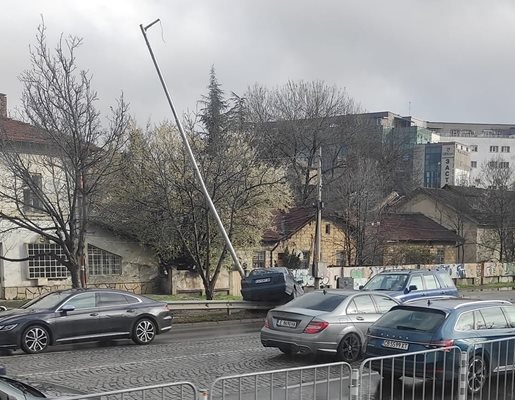 Кола се заби в стълб на столичния булевард "Цар Борис III"