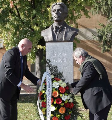 Кметът на Цариброд Небойша Иванов и шефът на БТА Максим Минчев поставят цветя пред паметника на Васил Левски в града.