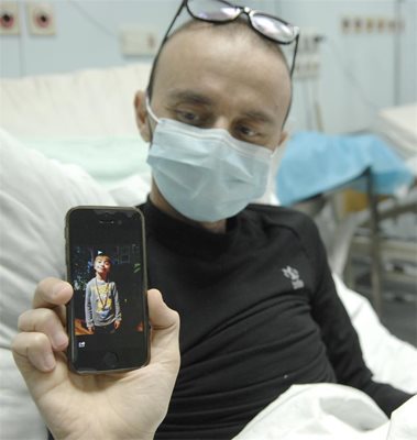 Георги показва в телефона снимката на сина си Калоян с медала. СНИМКА: АЛЕКСЕЙ ДИМИТРОВ 