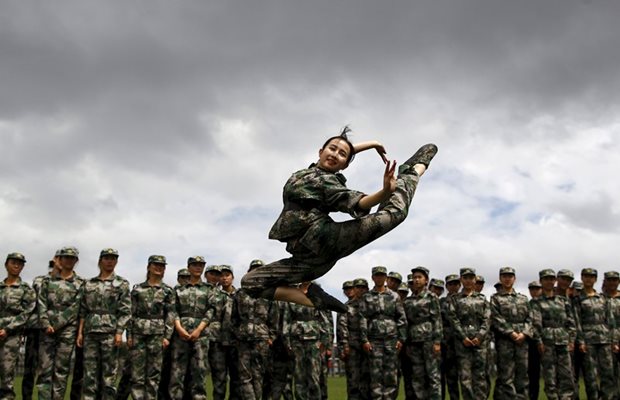 Танц по време на военно учение.