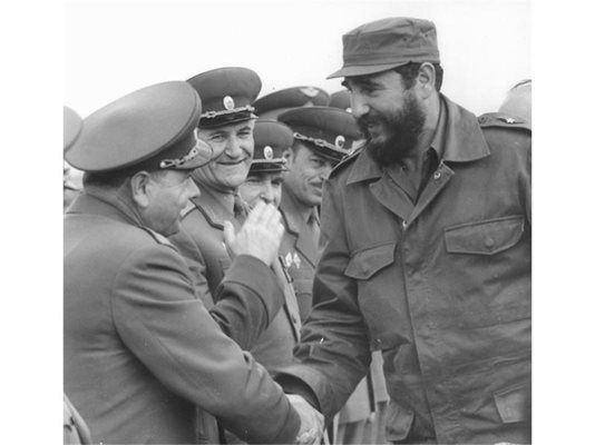 1973 г. Ген. Кирил Косев се здрависва с Фидел Кастро по време на визитата на кубинския лидер в България.