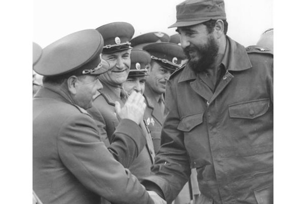 1973 г. Ген. Кирил Косев се здрависва с Фидел Кастро по време на визитата на кубинския лидер в България.