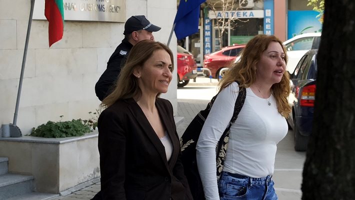 Петя Банкова (вляво) излиза от сградата на Агенция “Митници” заедно с адвоката си Аделина Натина след претърсванията там.