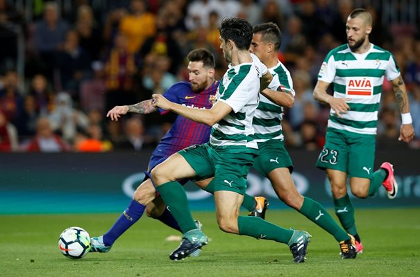 Лео Меси след миг ще вкара третия си гол във вратата на “Ейбар” при победата с 6:1 на “Барселона”.