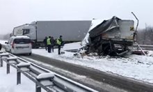 Катастрофа между два камиона блокира магистрала 