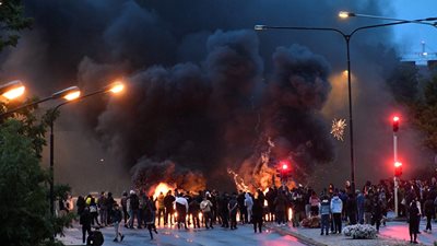 Riots broke out in Malmö at night, with objects thrown at policemen and burning tires PHOTOS: Reuters