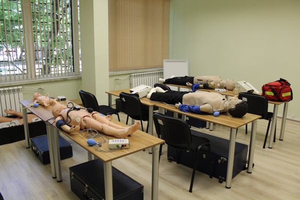 За обучението на спешните медици са закупени специализирани медицински манекени (симулатори).