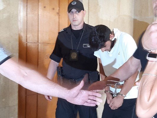 Закопчан с белезници на ръцете и краката Омар влиза в съдебната зала.
Снимка: Авторът