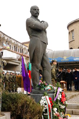 Паметникът на Стефан Стамболов на Самоводската чаршия бе отрупан с венци и цветя