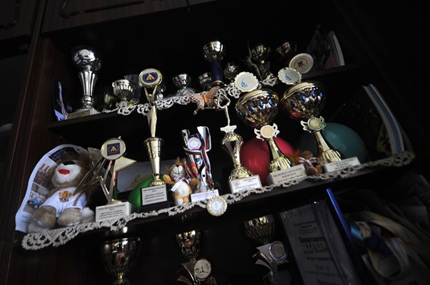 Част от трофеите на гимнастичката, подредени от баба ѝ