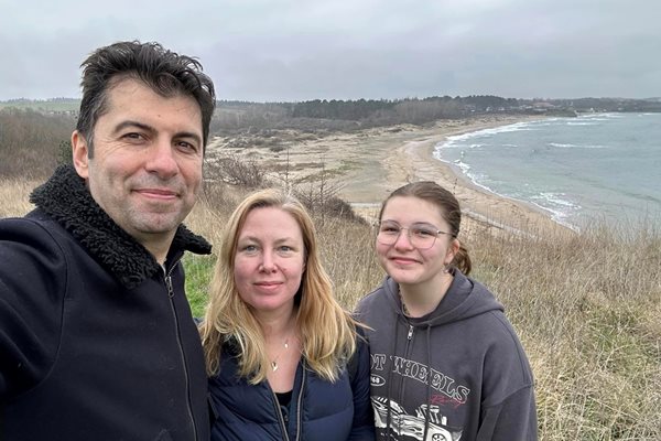 Кирил Петков със семейството си на плаж Корал.