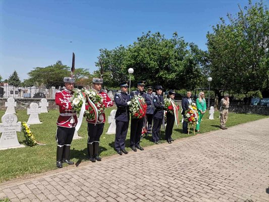 Почит към загиналите наши военни и на българското гробище в Ново село
СНИМКА: Митко Георгиев