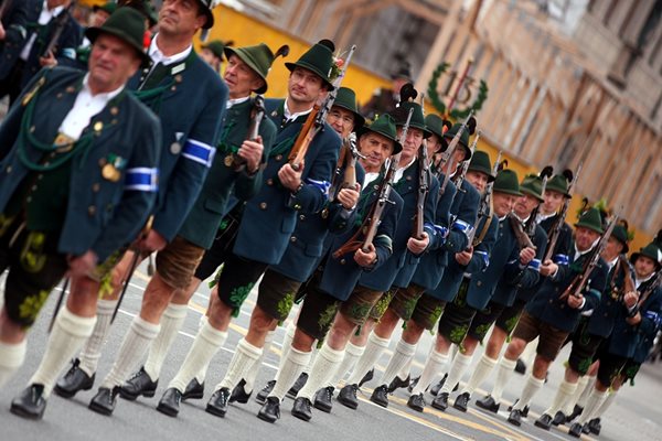“Октоберфест” се открива с парад по улиците на Мюнхен.