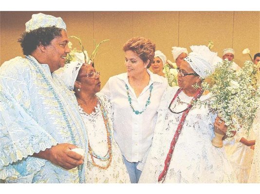Бъдещата президентка носи огърлица от соколово око на среща с жителки на щата Баия.