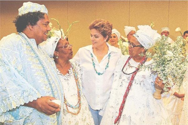 Бъдещата президентка носи огърлица от соколово око на среща с жителки на щата Баия.