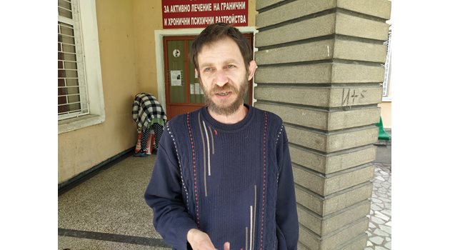 Бившият приятел на Танева Боян Граховски също дойде пред психодиспансера да подкрепи Галя.