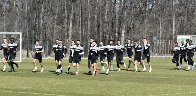 Футболистите на "Локо" (Пд) проведоха днес последната си тренировка преди мача с "Хебър".

Снимка: lokomotivpd.com
