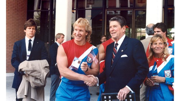 Роналд Рейгтън се среща с американски спортисти преди олимпиадата.