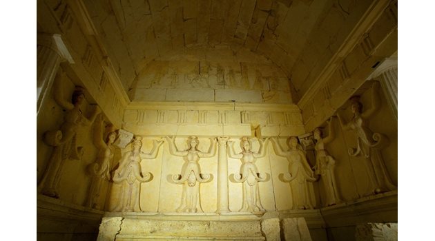 Първият лъч на 25 декември осветява най-сакралното място в гробницата в Свещари.