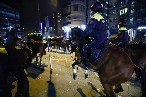 Конна полиция разгонва турски протест в Ротердам.