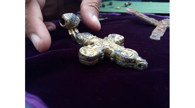 Златният кръст - реликварий, открит на Трапезица СНИМКИ: Дима Максимова