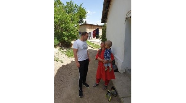 Кметът на община Сърница Неби Бозов разговаря с майката на болното дете, които били оставени без ток. Снимка: Неби Бозов