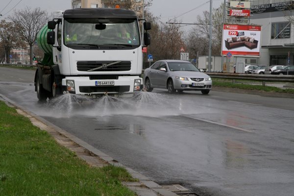 След основното измиване с маркучи, поддръжката ще се извършва с машини на дюзи.