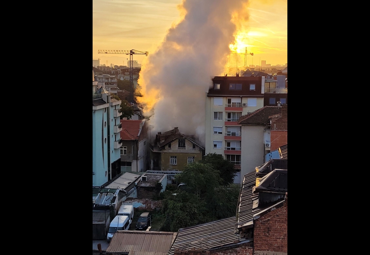 Пожар в жилищна сграда в центъра на София (Обновена)