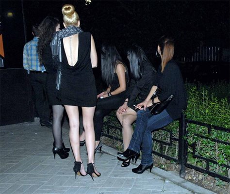 Проверка в нощните заведения из София в нощта срещу 1 юни показа, че повечето пушачи димят навън.