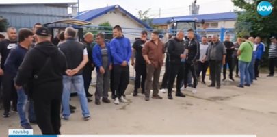 Фермери от Пловдивско изливат прясно мляко на пътя, граждани пълнят туби и квасят