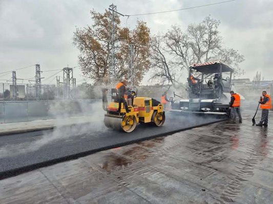 Ударно се асфалтира новоизграденият Бетонен мост в Пловдив.