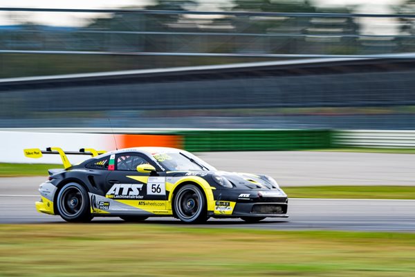 Друг кадър на българската състезателка от шампионата Porsche Sports Cup Germany