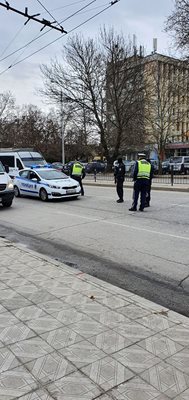 Въоръжени полицаи до митницата в Пловдив спират коли във връзка с акцията.