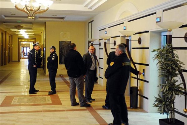 Камериерка от хотела в Правец намерила трупа на Михаил Михов в стаята му малко след 12 часа на обяд.
СНИМКИ: ЙОРДАН СИМЕОНОВ

